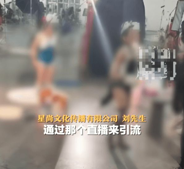 炸裂！渔网袜、狐狸尾、项圈中山漫展女童着成人服装姿势撩人(图5)