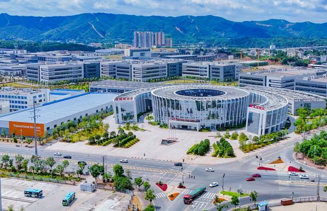 江西省委常委、赣州市委书记黄喜忠：扬长补短固本兴新奋力走好革命老区新型工业化路子(图1)